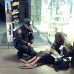 policajac poklanja cipele beskućniku