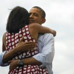 Pobjednički zagrljaj Baracka i Michelle Obame