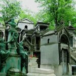 U velikom groblju Pere Lachaise u Parizu, sahranjeni su Balzac, Moliere, Oscar Wilde, Marcel Proust te druga slavna imena francuske i inozemne književnosti.