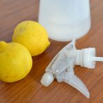 Materijal osjetljiv na miris znoja prije pranja poprskajte limunovim sokom