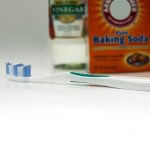 Tenisice perite sodom bikarbonom i četkicom za zube