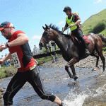 Čovjek vs. konj: Svake se godine u lipnju Walesu organizira ovakva utrka. Povod tome je nagađanje započelo 1980. godine o tome može li čovjek u utrci pobijediti konja. Samo na ovaj način se to moglo saznati.
