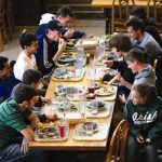 Middlebury College nakon svake utakmice na sveučilištu u menzi servira večeru na bijelom stolnjaku uz svijeće