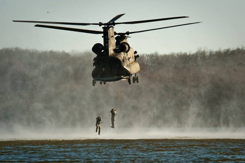 vojni helikopter spušta vojnike na tlo