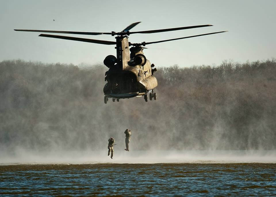 vojni helikopter spušta vojnike na tlo