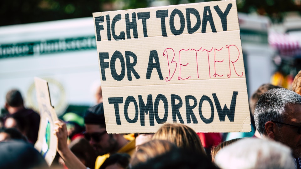transparent na prosvjedu na kojem piše "fight today for a better tomorrow"