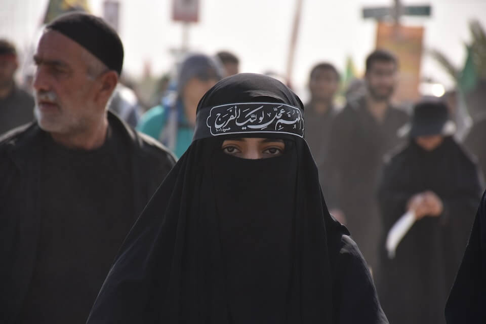 žena prekrivena niqabom