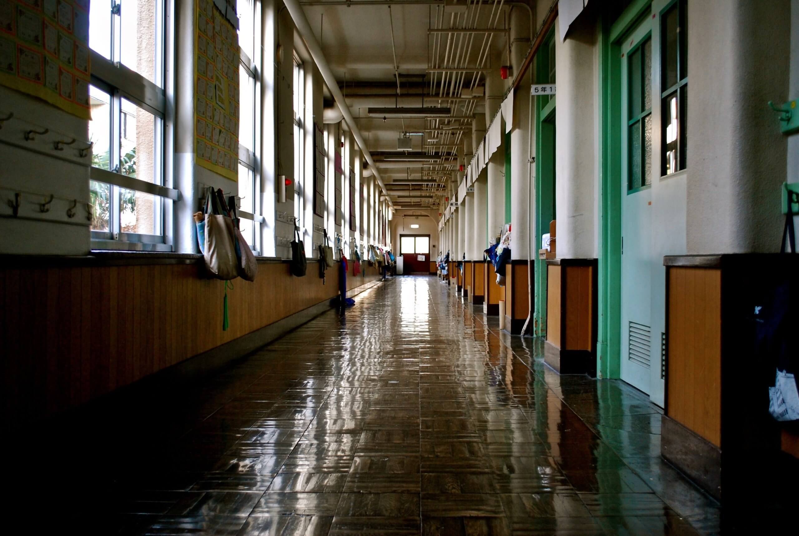 dugačak školski hodnik s visokim prozorima i stropovima
