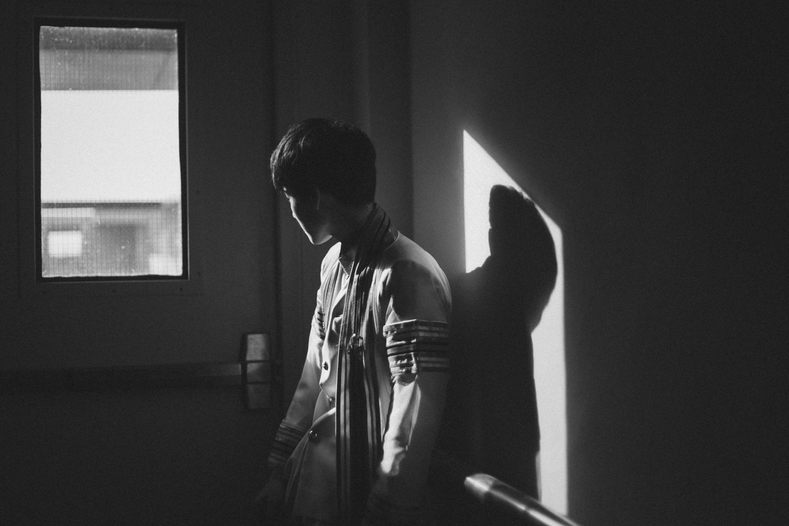 učenik u školskom hodniku, crno-bijela fotografija