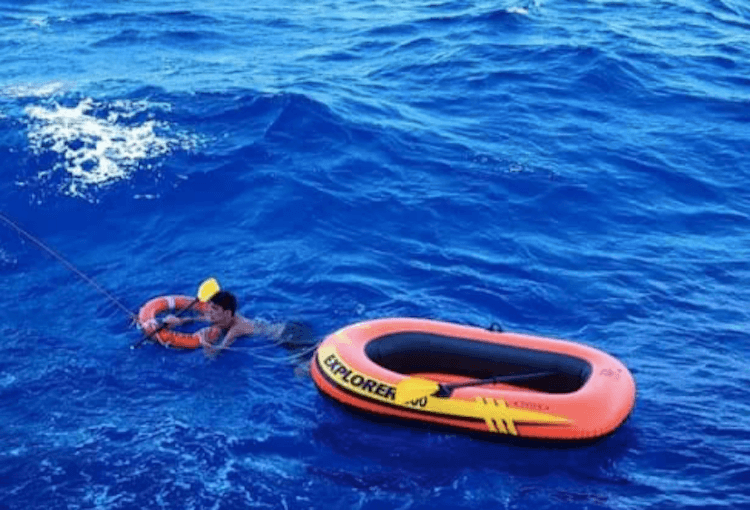 dječak u čamcu 60 nautičkih milja od obale tunisa