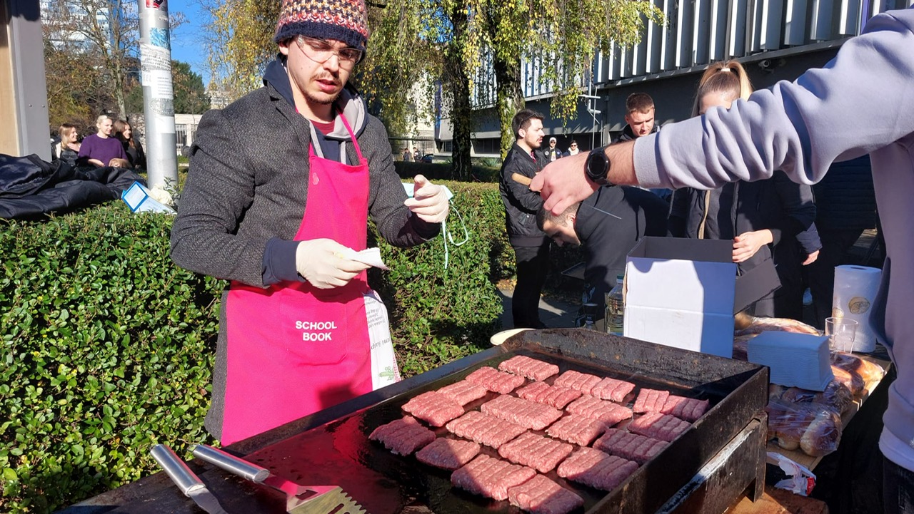 Studenti ispred FSB-a napravili roštilj