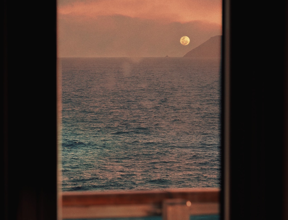 pogled na more kroz prozor