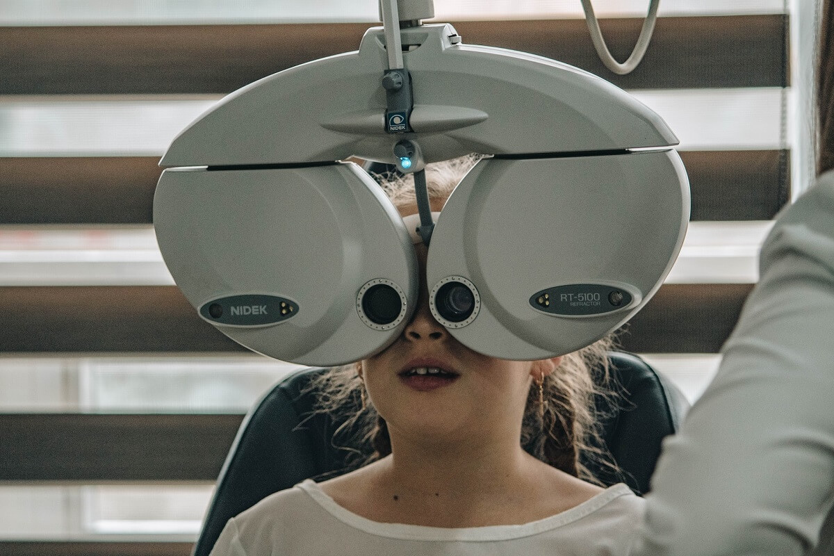 dijete na pregledu kod oftalmologa