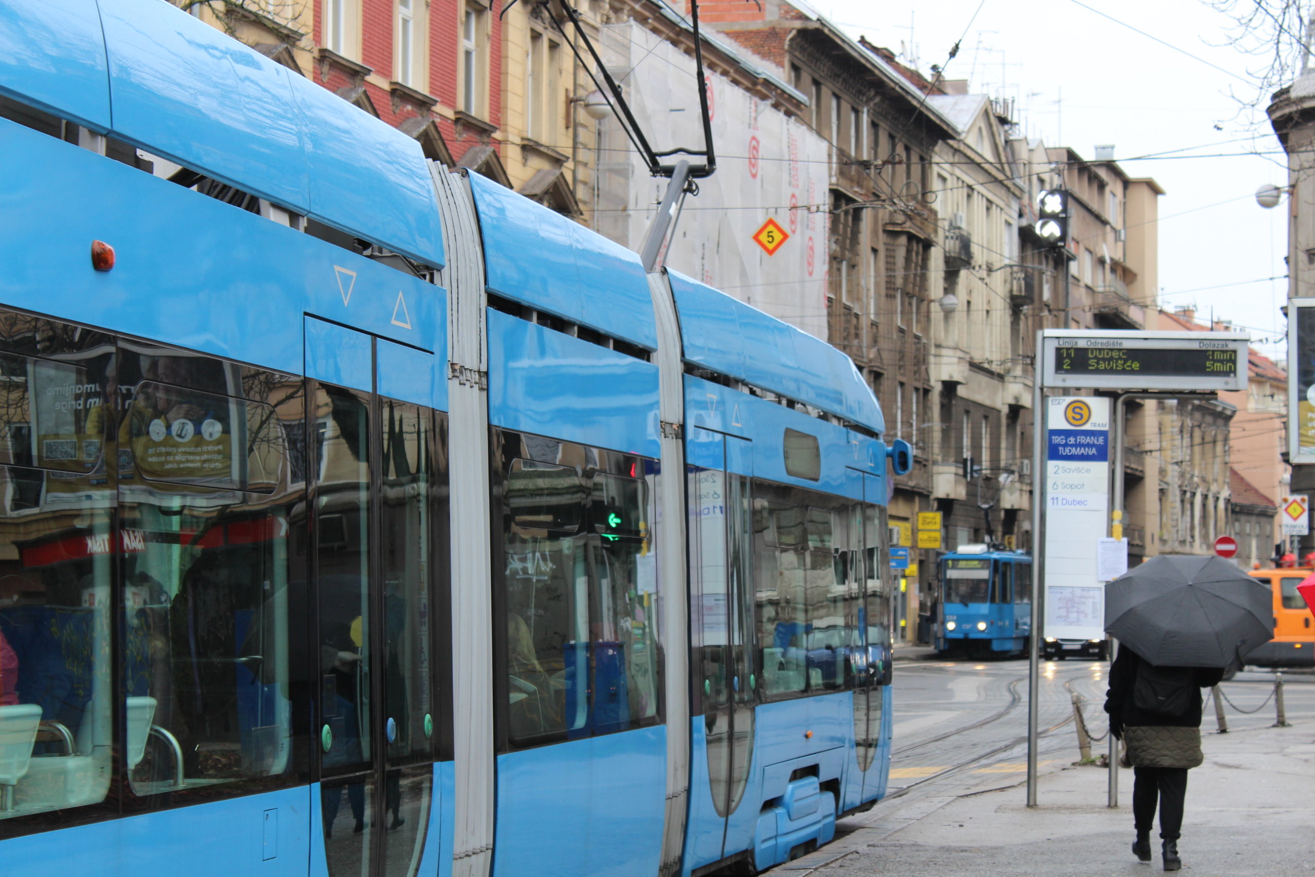 plavi zet tramvaj vozi po tramvajskoj pruzi