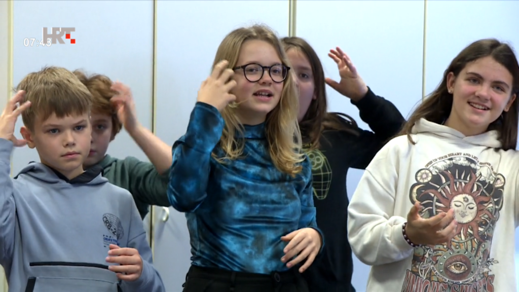 Učenici Osnovne škole Špansko naučili znakovni jezik zbog gluhe učenice iz razreda