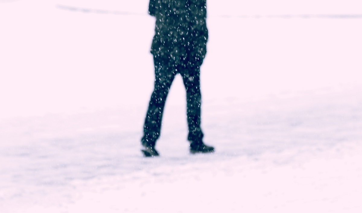 mladić hoda u snijegu