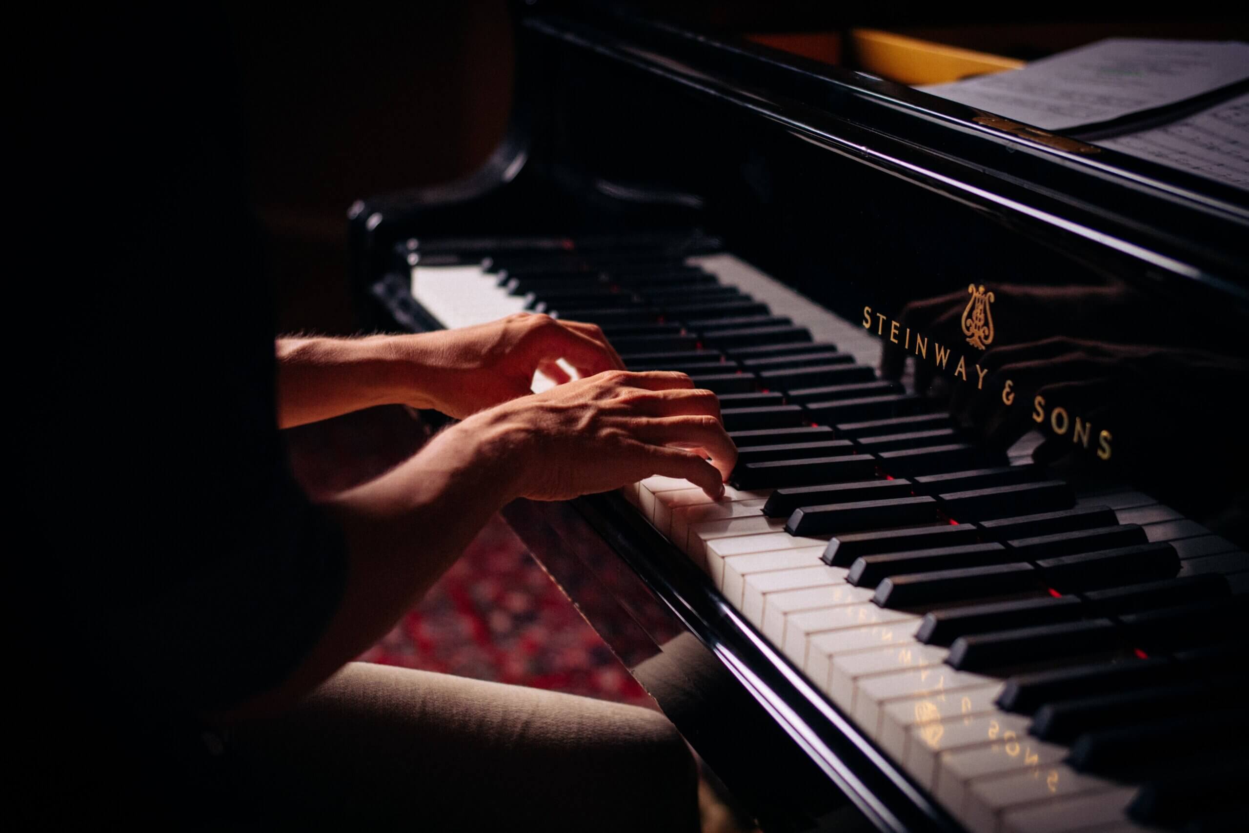 ljudske ruke koje sviraju klavir