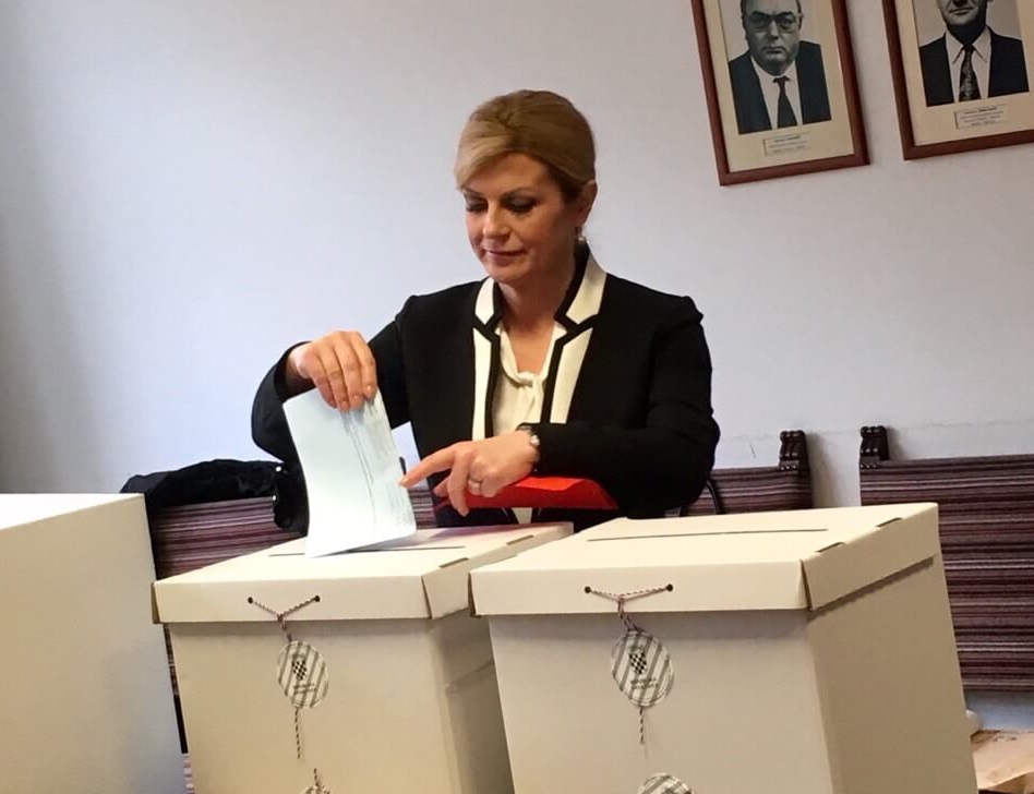 Kolinda Grabar Kitarović, 2019. stavlja papirić u kutiju na studentskim izborima