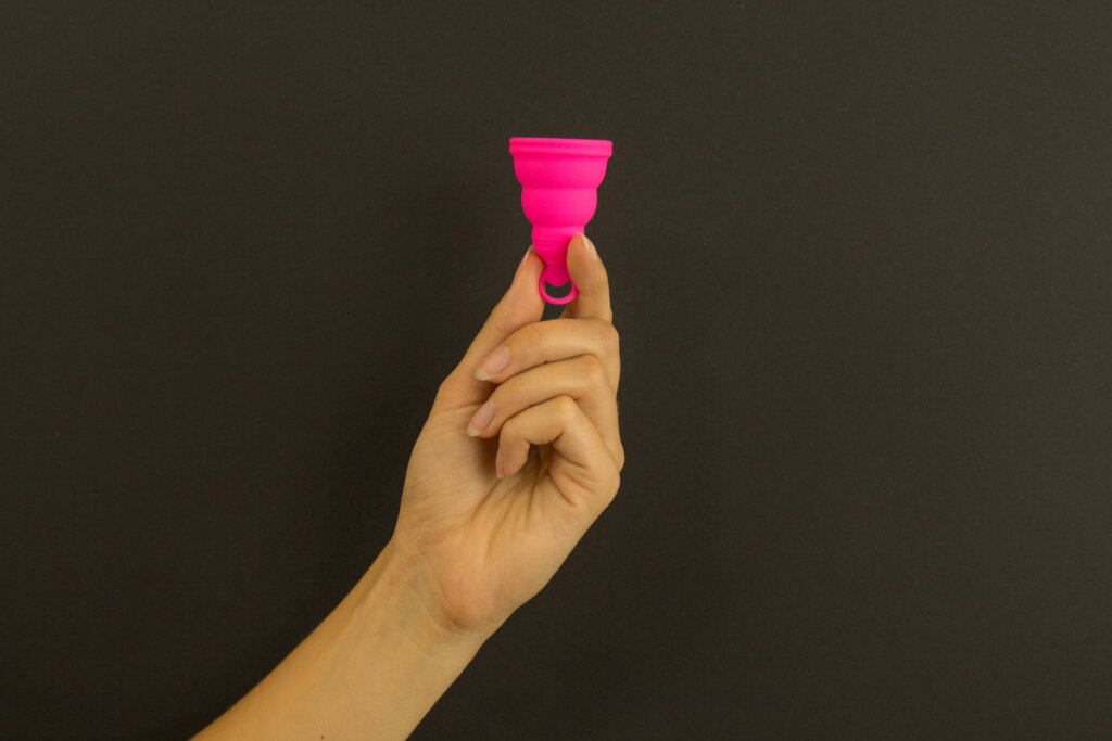 roza menstrualna čašica u ženskoj ruci