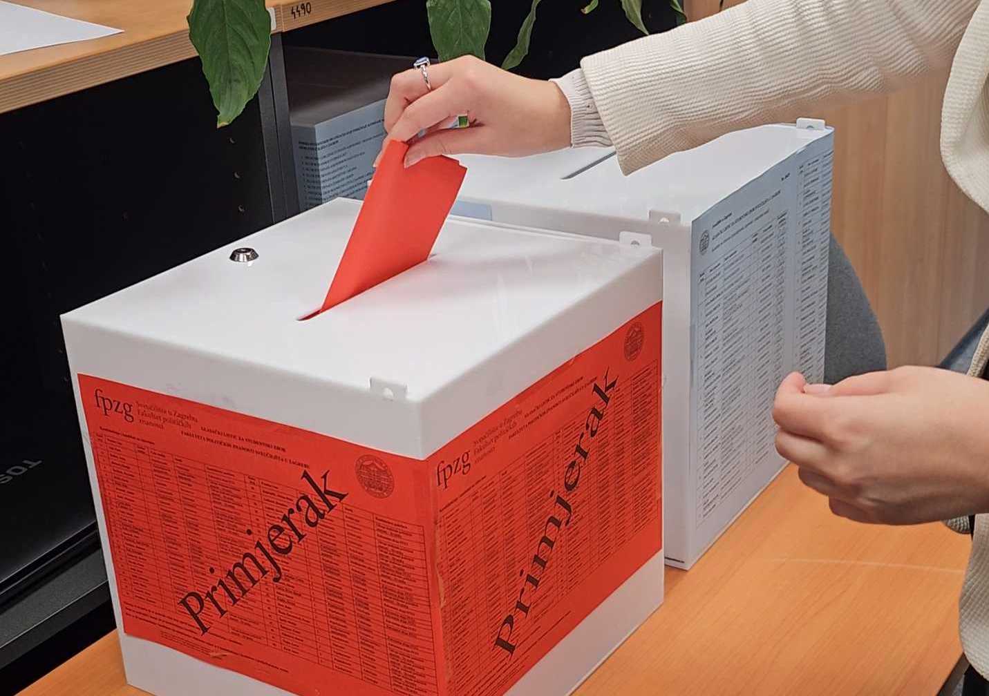 studentica ubacuje listić u glasačku kutiju na studentskim izborima