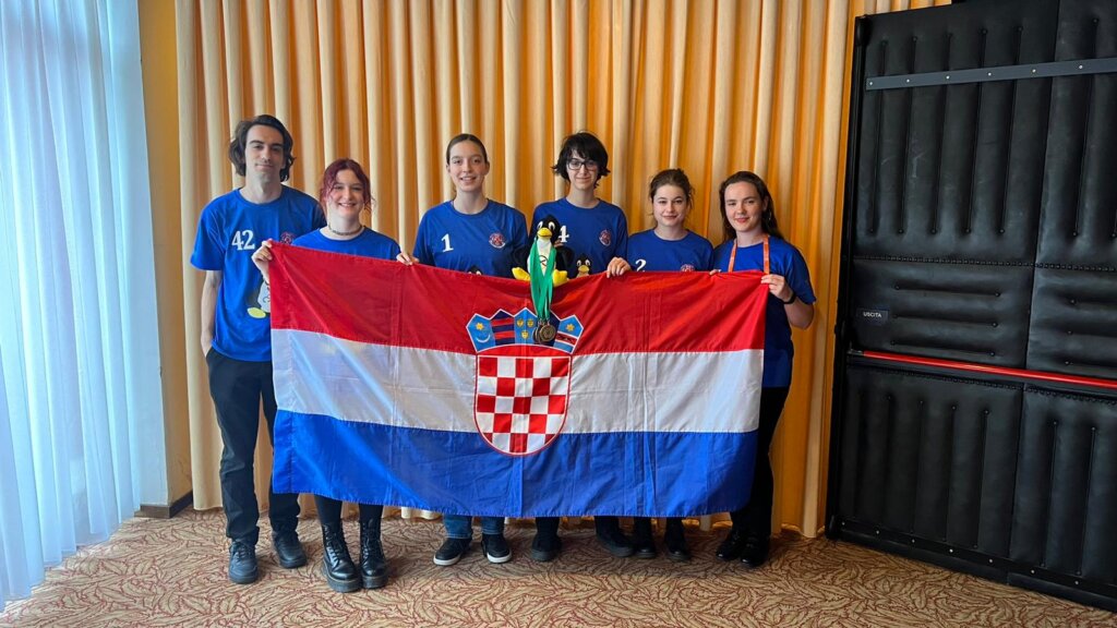 učenice koje su na matematičkoj olimpijadi osvojile zlato, srebro i dvije bronce sa hrvatskom zastavom