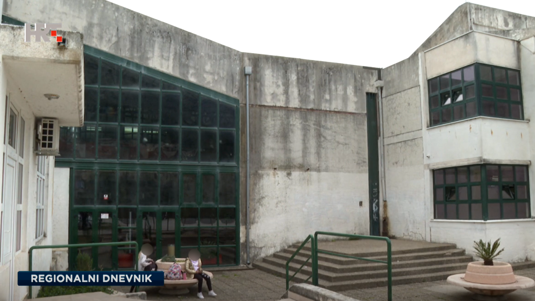 Zgrada srednjih škola u Makarskoj desetljećima čeka na obnovu