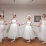 učenice baletne škole u bijelim haljinama