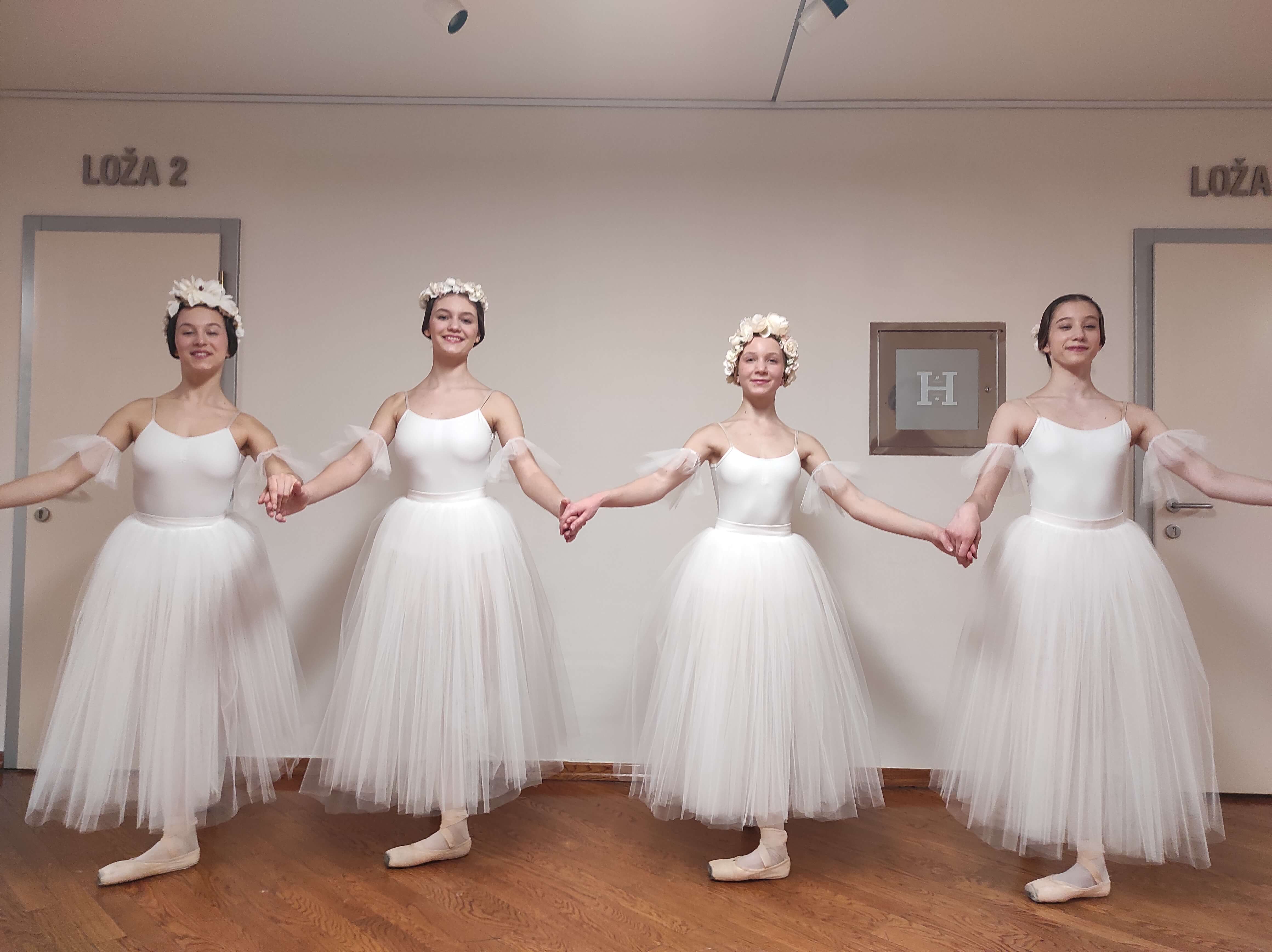učenice baletne škole u bijelim haljinama
