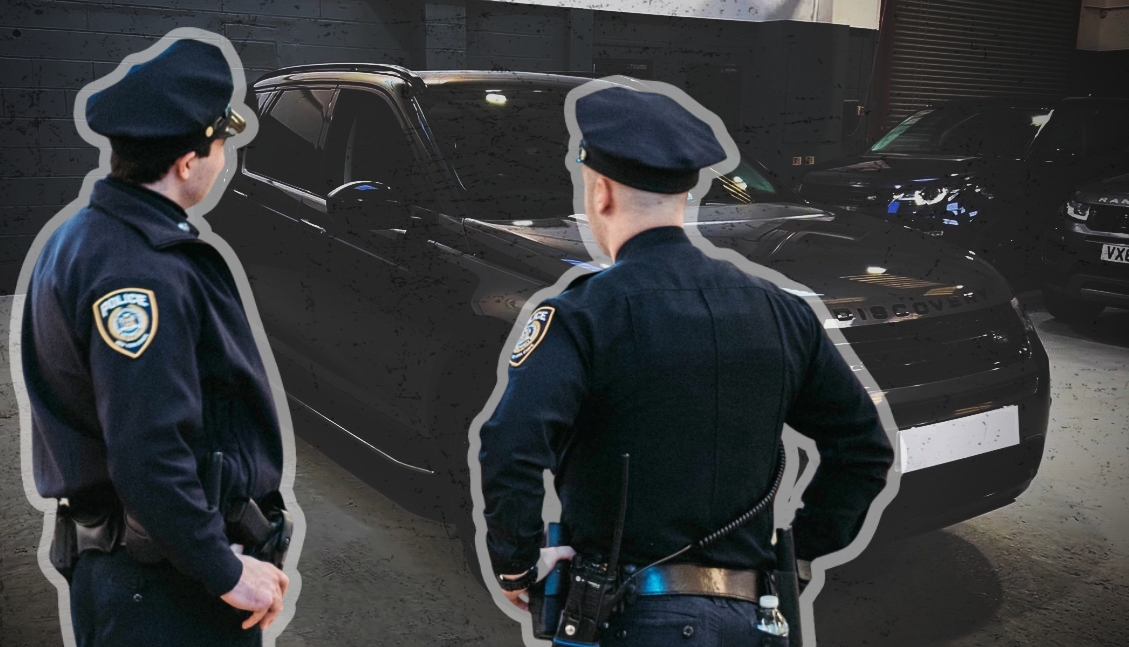 dvojica policajaca ispred sivog land rover discovery sport auta, ilustracija