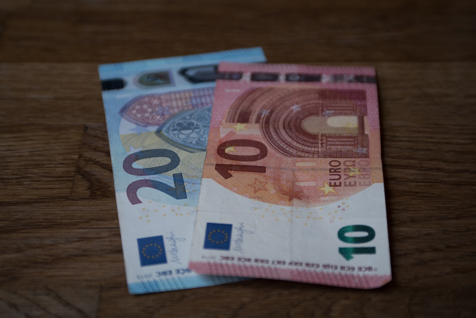 novčanice eura na drvenom stolu