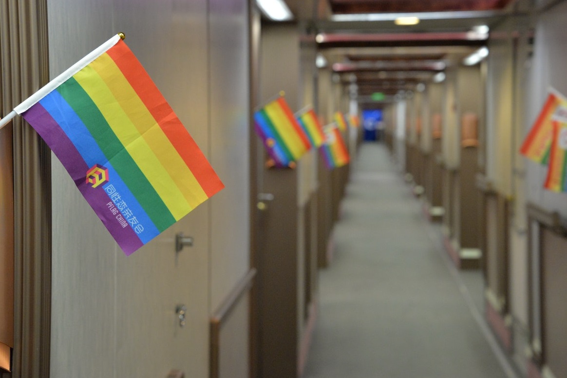 školski hodnik s LGBT zastavicama