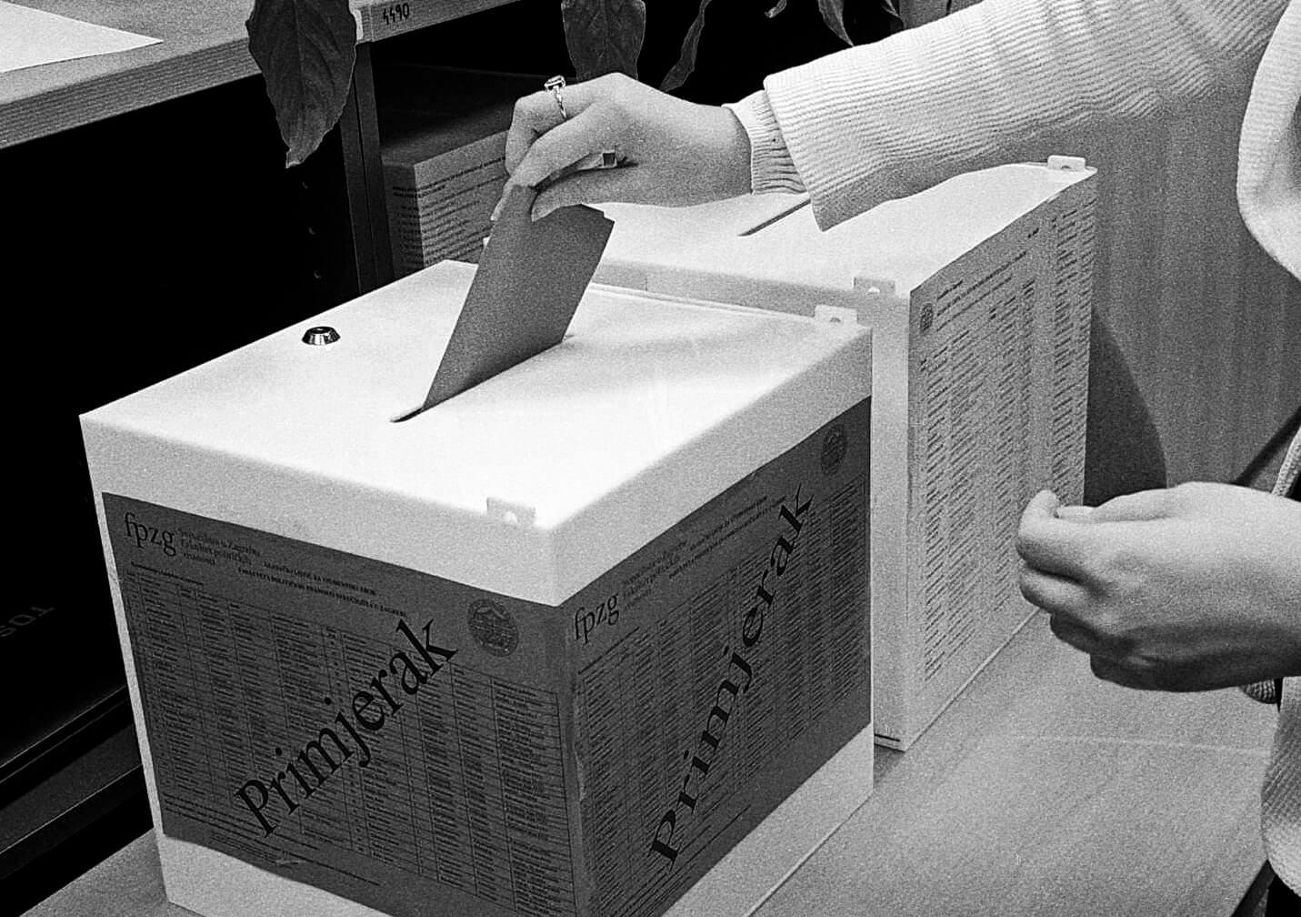 studentica ubacuje listić u glasačku kutiju na studentskim izborima
