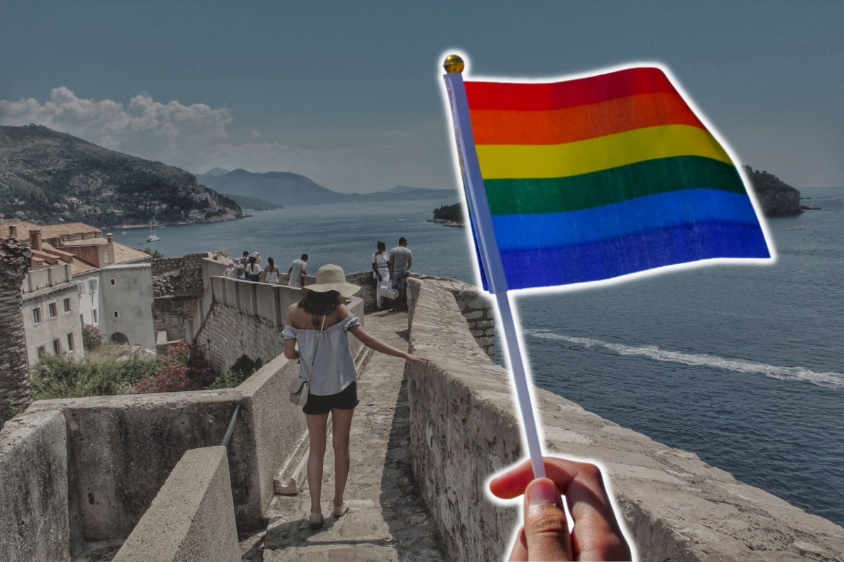 LGBT zastavica, u pozadini zidine u Dubrovniku
