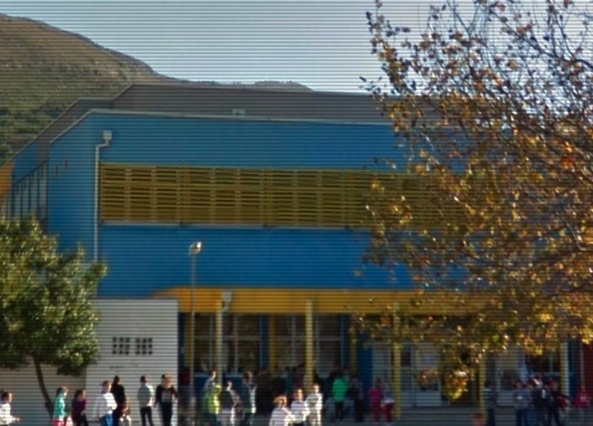 osnovna škola strožanac, zgrada s prednje strane