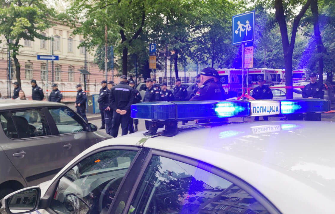 policijski auto s rotirkom na ulici ispred Osnovne škole Vladislav Ribnikar u Beogradu