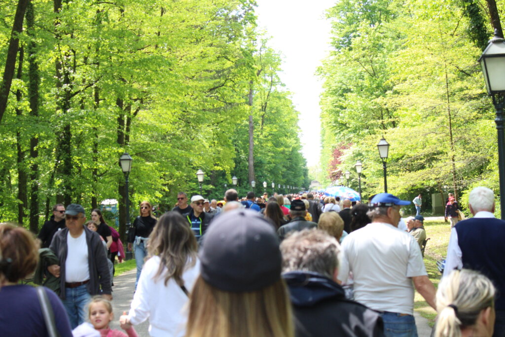 ljudi na šetnici u parku Maksimir za Praznik rada