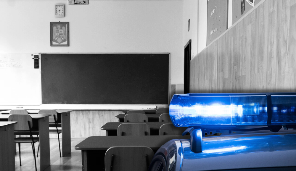 učionica sa školskim klupama i pločom s istaknutom policijskom rotirkom