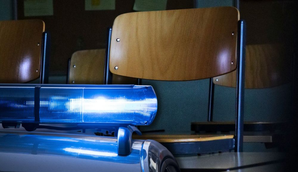 policijska rotirka i stolci u školskoj učionici