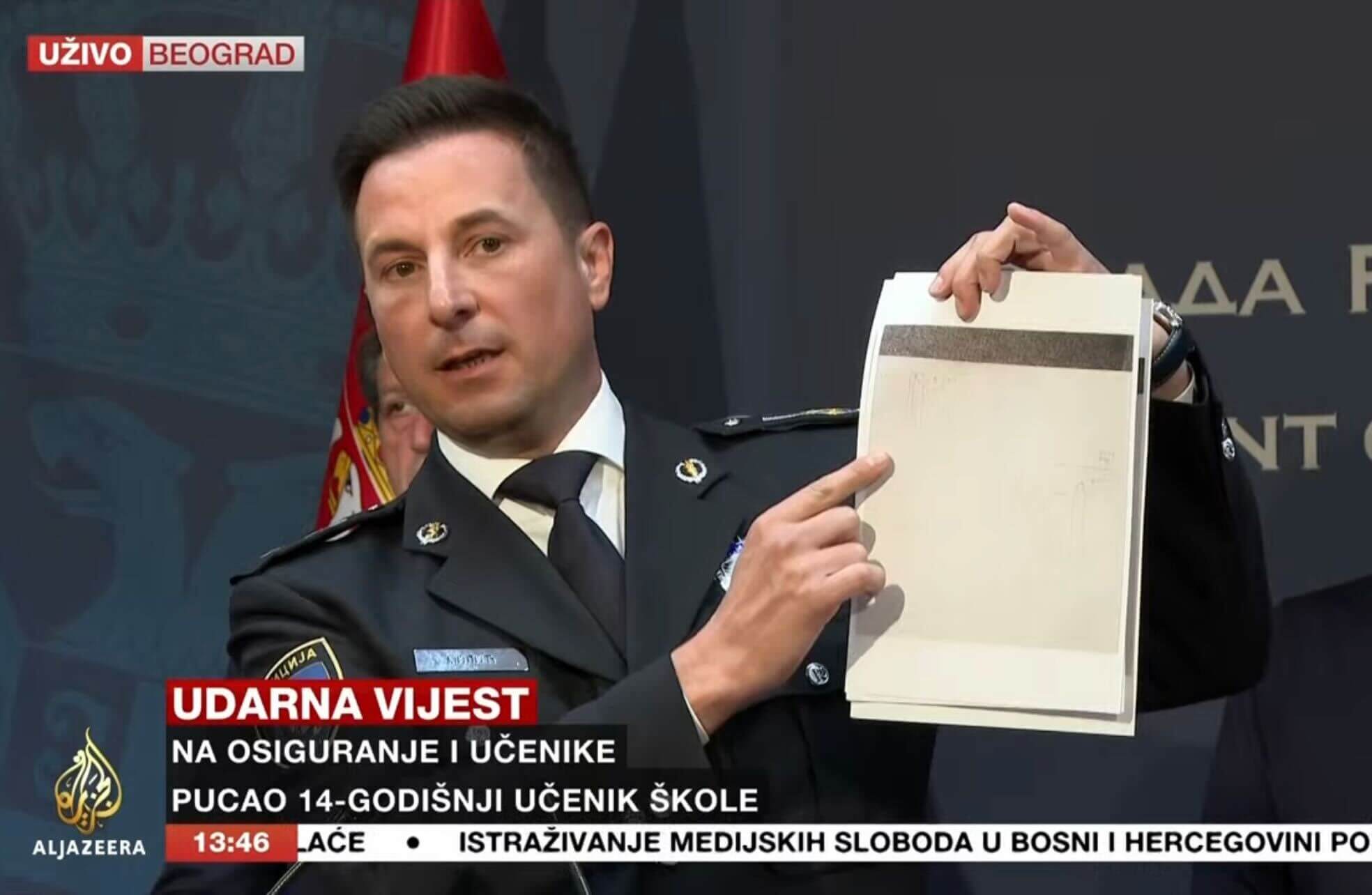 Veselin Milić, načelnik beogradske policije u ruci drži plan koji je izradio 14-godišnji počinitelj iz Beograda