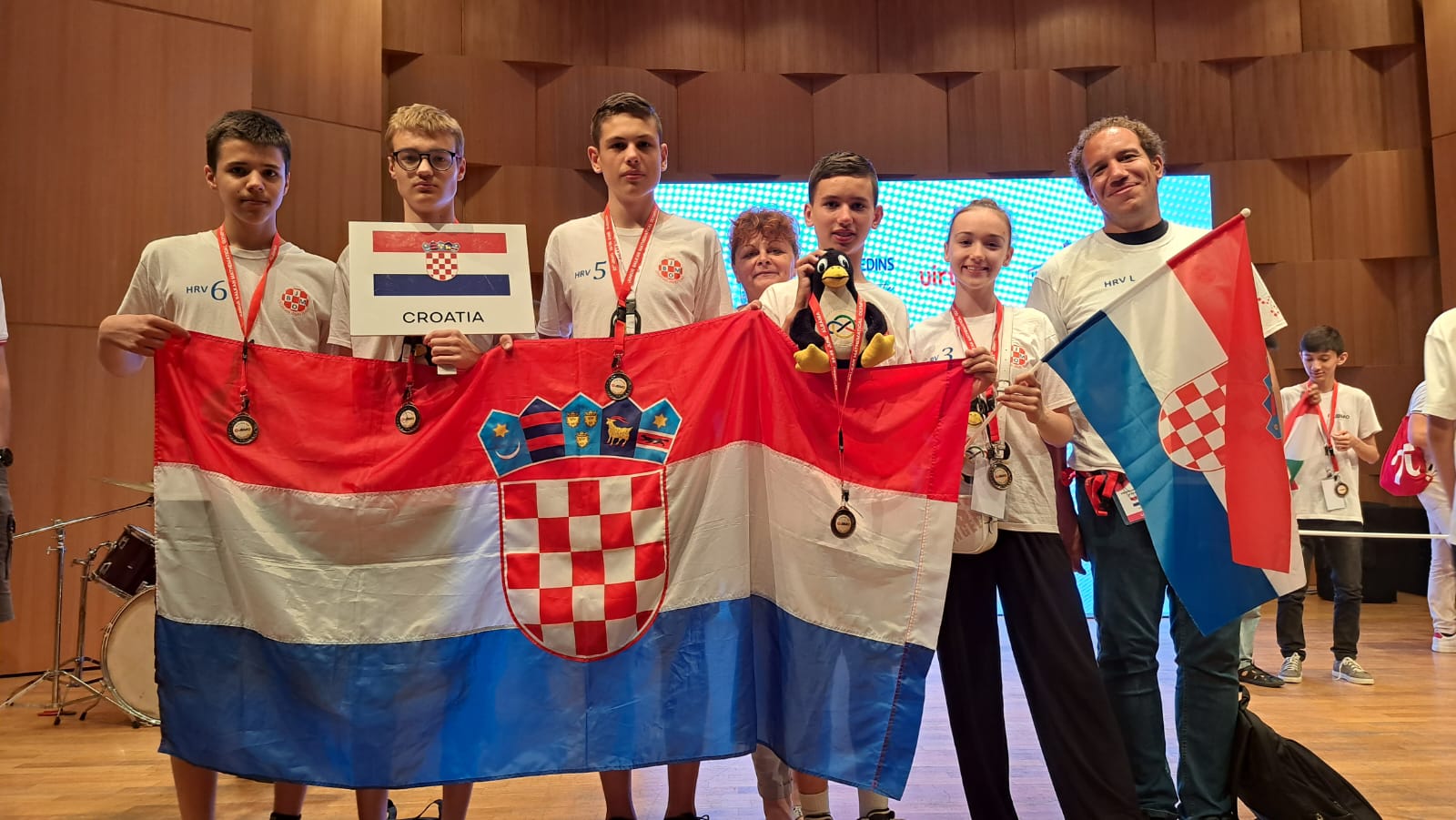 učenici koji su osovjili bronce na olimpojadi s medljama i hrvatskom zastavom