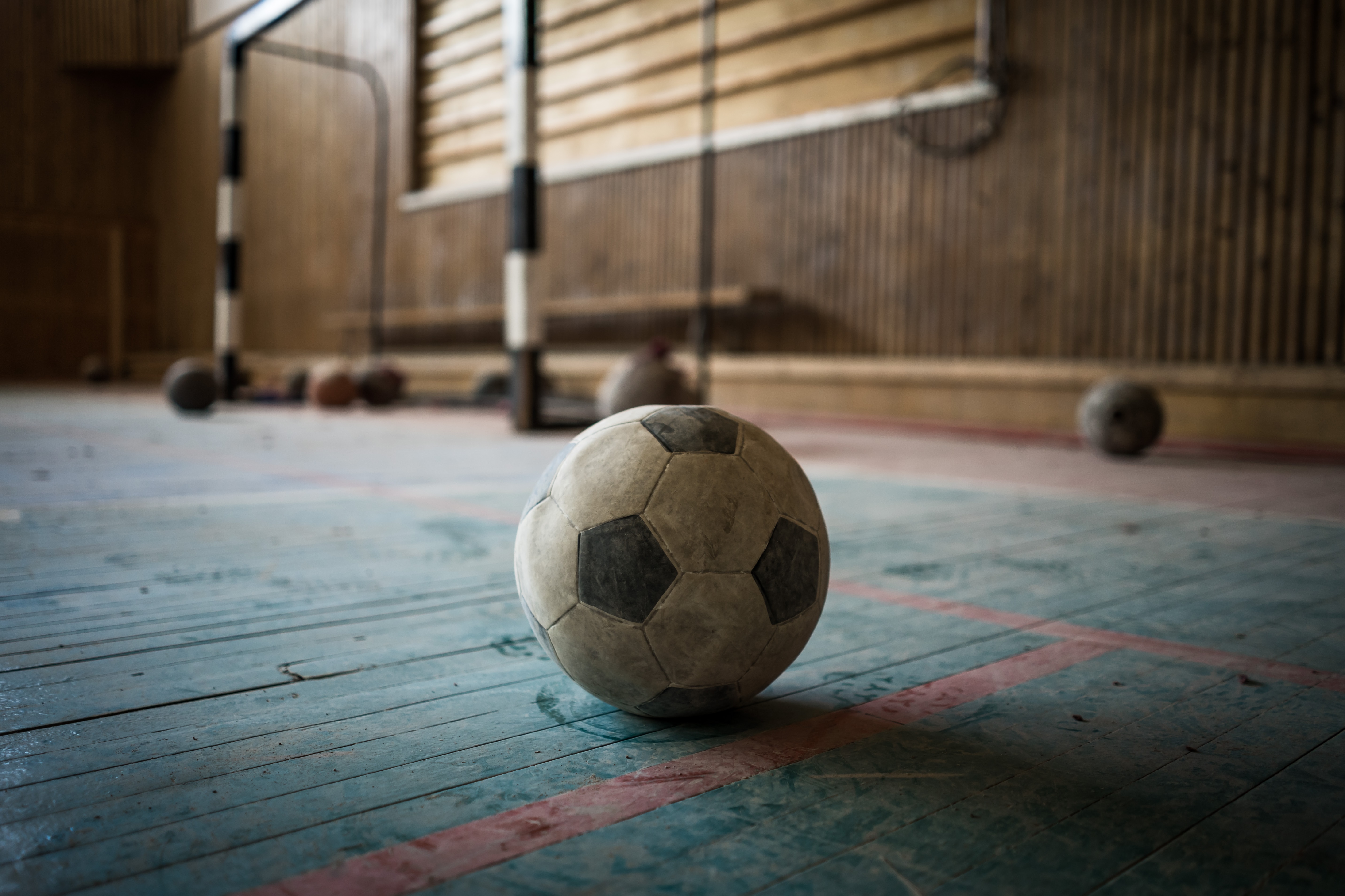 školska dvorana za tjelesni i stara nogometna lopta