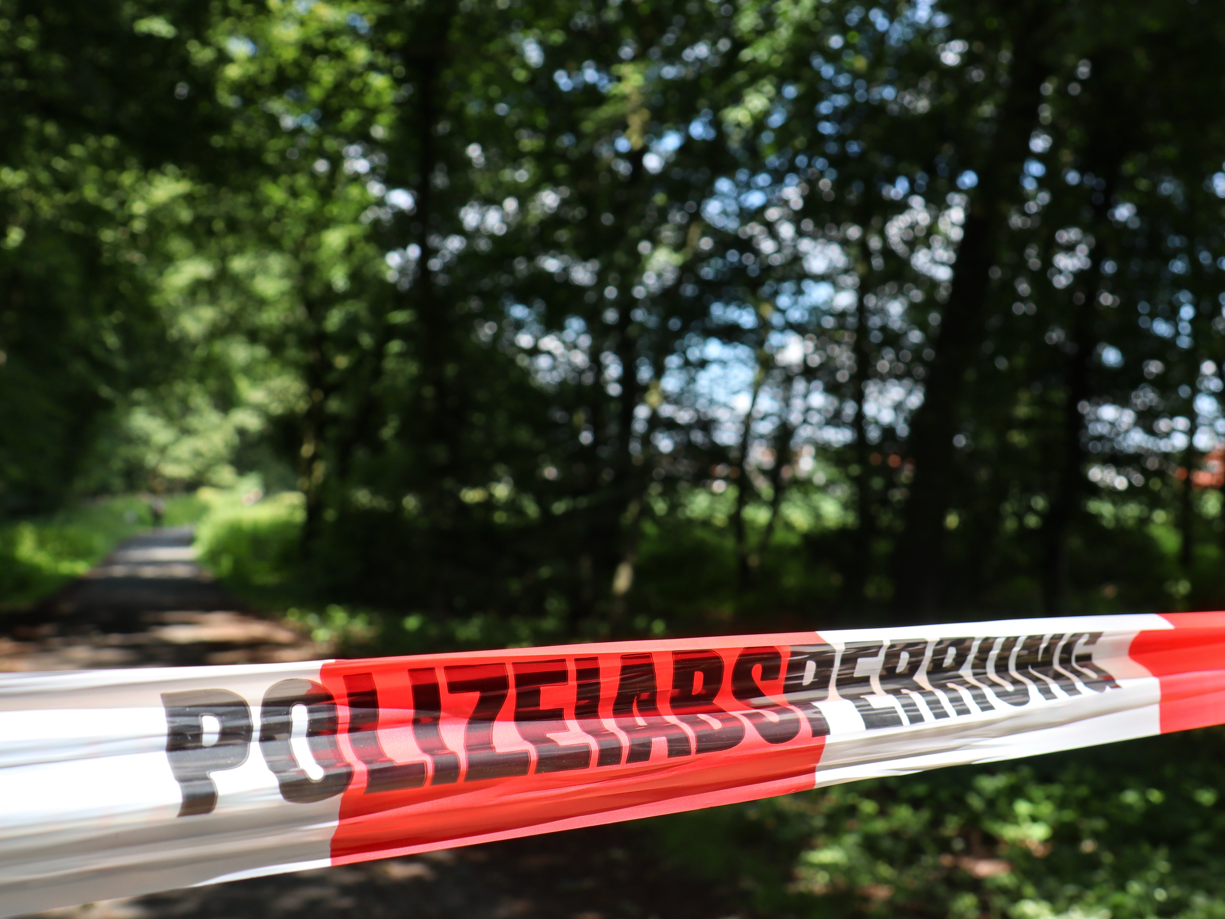 traka njemačke policije u šumi