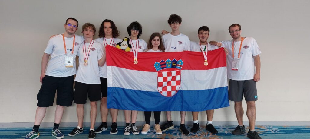 učenici s medaljama s međunarodne matematičke olimpijade i hrvatskom zastavom