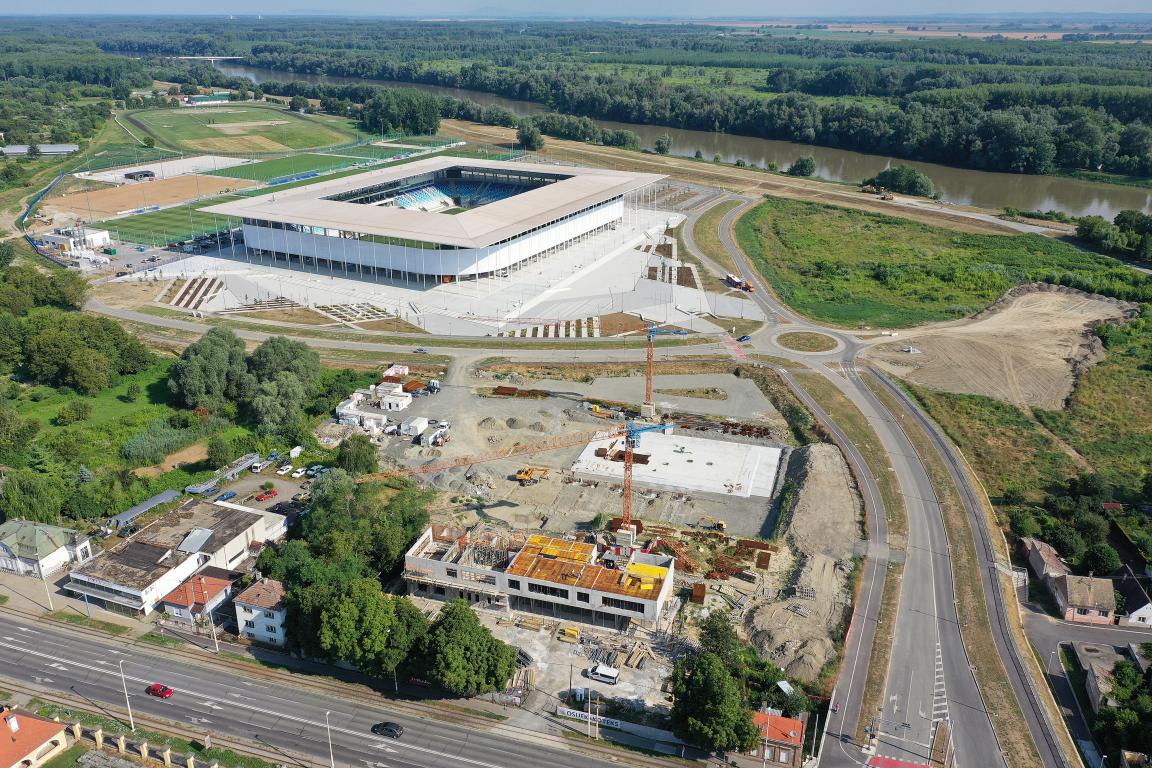 slika iz zraka gdje se vidi novi nogomenti stadion u osijeku, rijeka drava i blizu toga gradilište nove zgrade I. gimnazije u osijeku