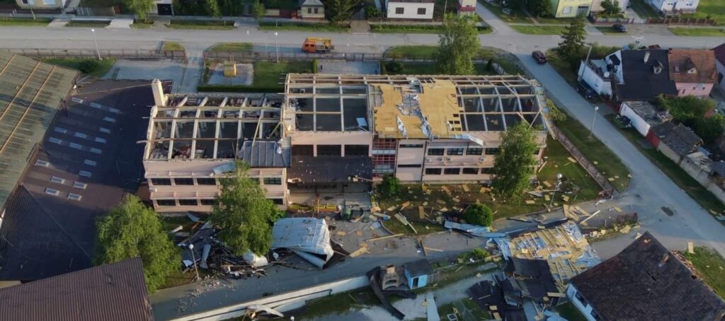 škola iz zraka bez krova nakon nevremena