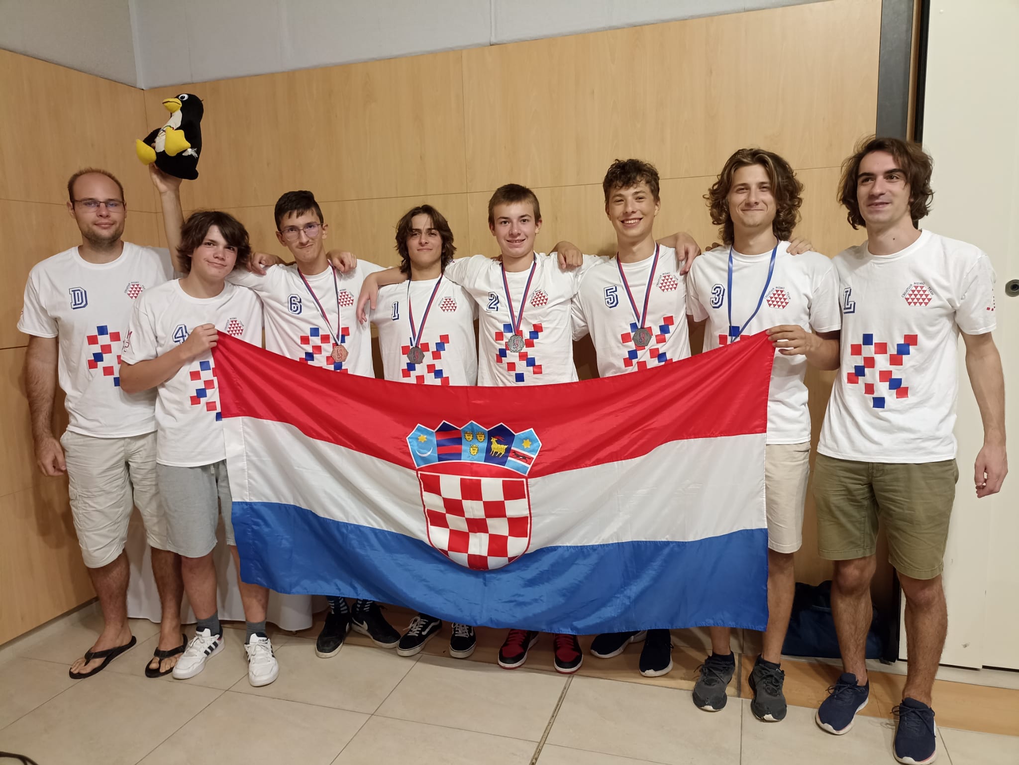 Naši učenici na 17. Srednjoeuropskoj matematičkoj olimpijadi sa zastavom u ruci