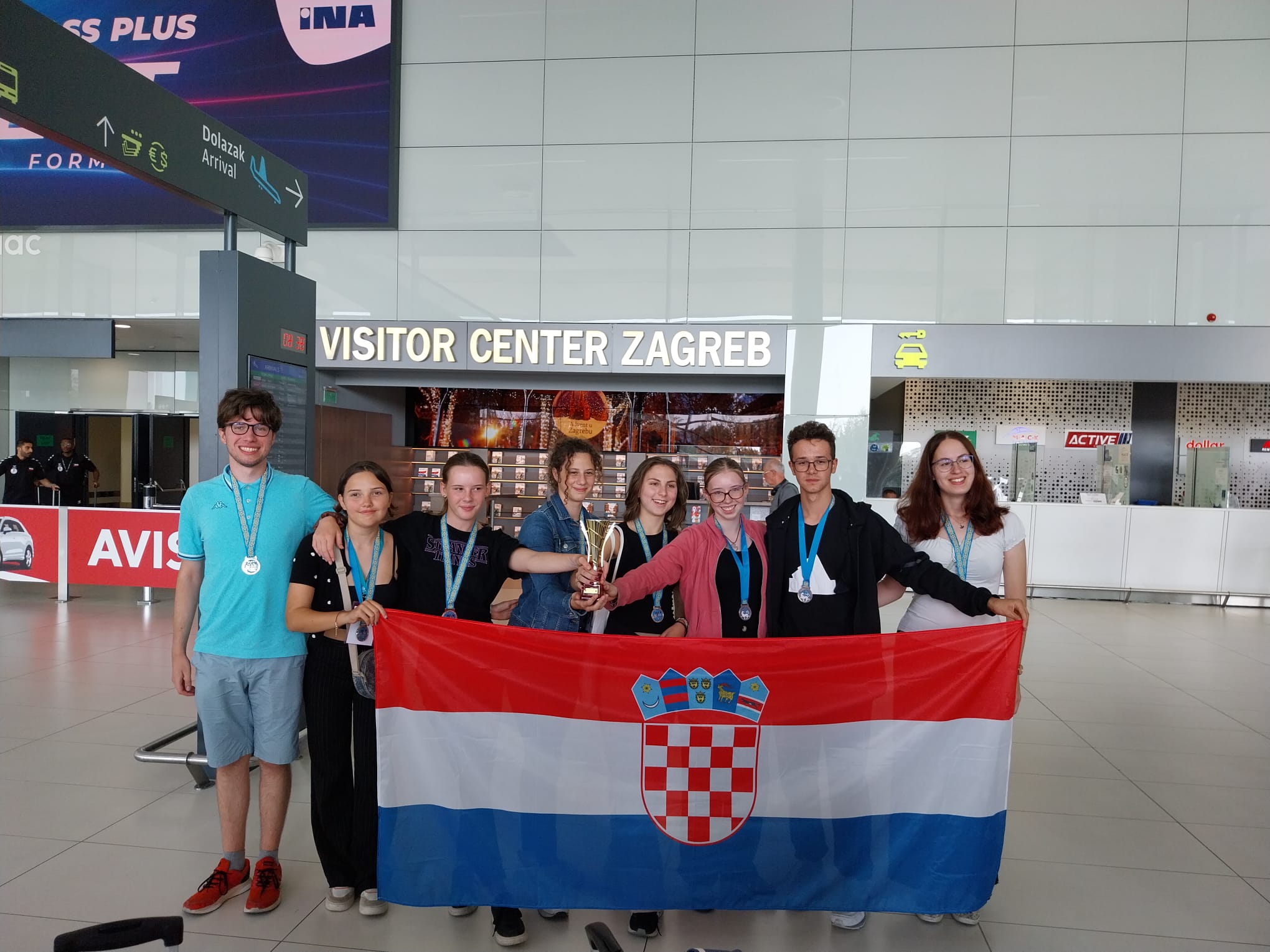Učenici sa srebrnom medaljom koji su se s natjecanja vratili u Hrvatsku