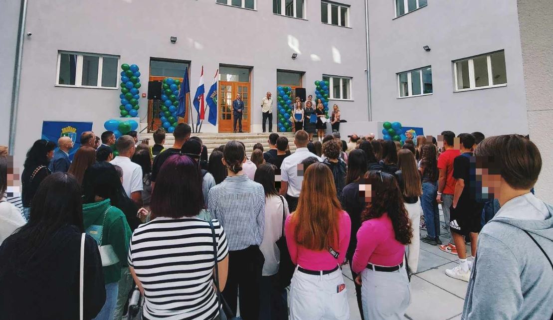 učenici stoje ispred ulaza u obnovljenu gimnaziju sisak