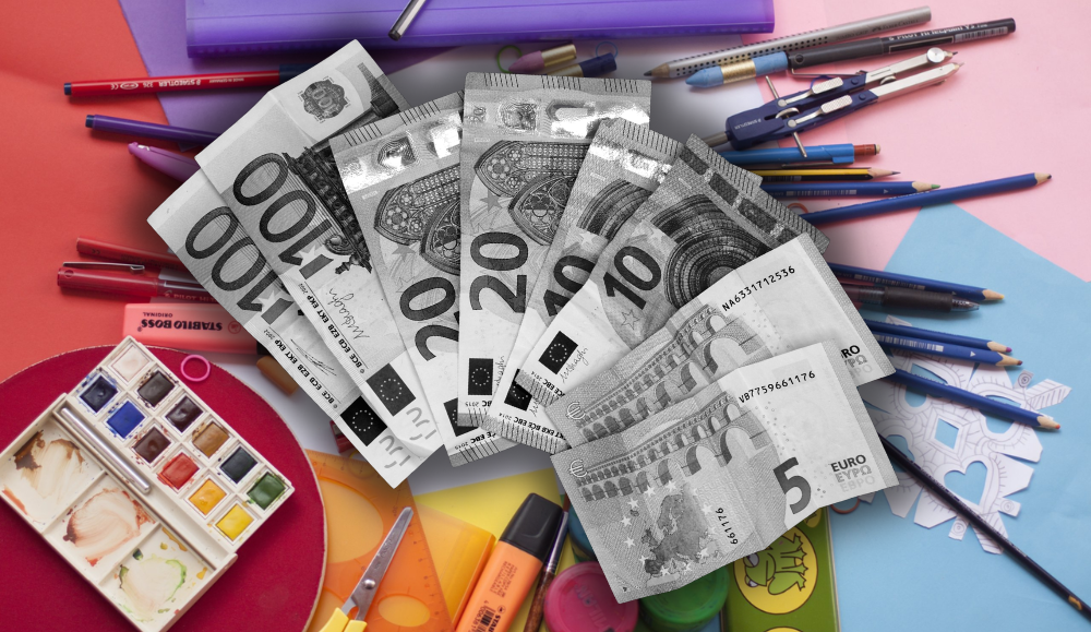 školski pribor u pozadini u boji i novčanice eura s crno bijelim efektom
