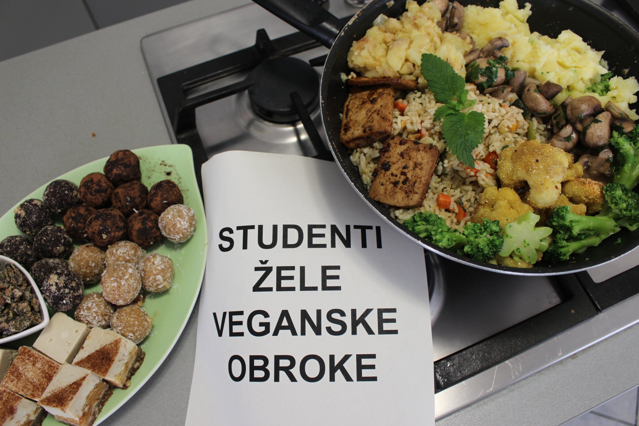 dva veganska obroka s natpisom studenti žele veganske obroke